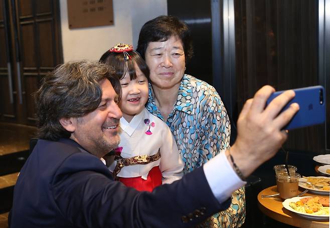 2018년 영화 '아일라' 잔 울카인 감독, 배우 김설(가운데)양과 사진을 찍은 고인 [국가보훈처 제공]