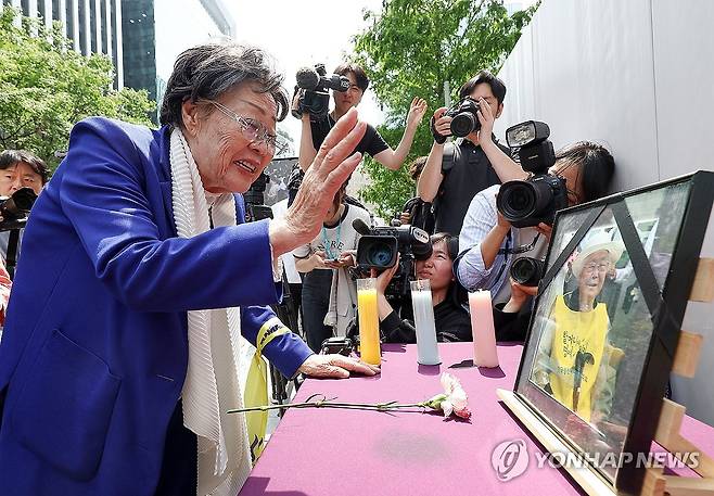 고 이옥선 할머니 영정 사진 향해 손 흔드는 이용수 할머니 (서울=연합뉴스) 김성민 기자 = 일본군 위안부 피해자 이용수 할머니가 14일 서울 종로구 주한일본대사관 인근에서 열린 '1700차 일본군 성노예제 문제 해결을 위한 정기 수요시위'에서 고 이옥선 할머니의 영정 사진을 향해 손을 흔들고 있다. 2025.5.14 ksm7976@yna.co.kr