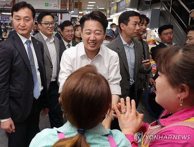 자갈치시장 상인들 만나는 이준석 후보 (부산=연합뉴스) 류영석 기자 = 개혁신당 이준석 대선 후보가 14일 부산 자갈치시장을 방문해 상인들과 인사를 나누고 있다. 2025.5.14 ondol@yna.co.kr