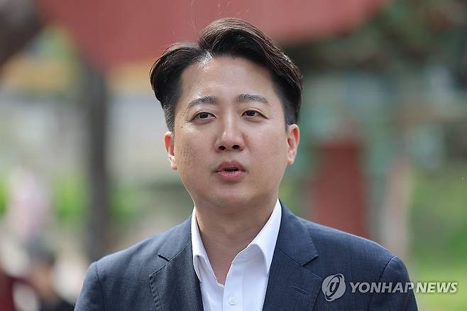 취재진 질문 답하는 이준석 후보 (부산=연합뉴스) 류영석 기자 = 개혁신당 이준석 대선 후보가 14일 부산 금정구 범어사 안양암 방문을 마친 뒤 취재진 질문에 답하고 있다. 2025.5.14
    ondolyna.co.kr