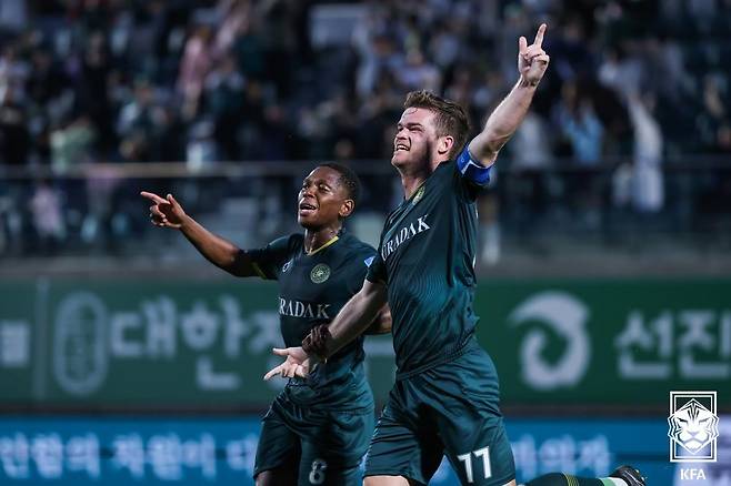 골 터뜨리고 기뻐하는 김포의 채프먼(오른쪽) [대한축구협회 제공. 재판매 및 DB 금지]