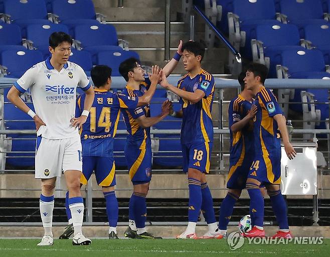 허율 선제골에 앞서가는 울산 (울산=연합뉴스) 김용태 기자 = 14일 울산 문수축구경기장에서 열린 2025 하나은행 코리아컵 16강 울산 HD와 인천 유나이티드의 경기에서 울산 허율이 선제골을 넣고 팀 동료들과 기뻐하고 있다. 2025.5.14 yongtae@yna.co.kr