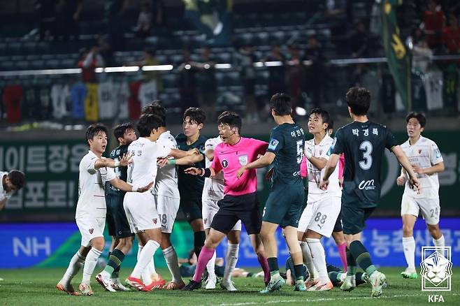 김포-포항전 경기 뒤 벤치 클리어링 [대한축구협회 제공. 재판매 및 DB 금지]