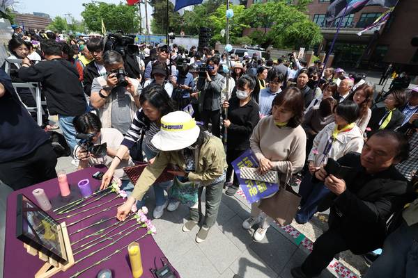 14일 서울 종로구 옛 일본대사관 터 앞에서 열린 제1700차 일본군 위안부 문제 해결을 위한 정기 수요시위를 마친 후 참가자들이 고 이옥선 할머니 사진 앞에 헌화하고 있다. 2025.5.14 /연합뉴스