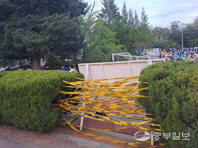 지난 14일 오후 성남시 수정구 가천대학교의 축제 공연장 입구에 출입 통제 테이프로 꽁꽁 묶여 있다. 최진규기자