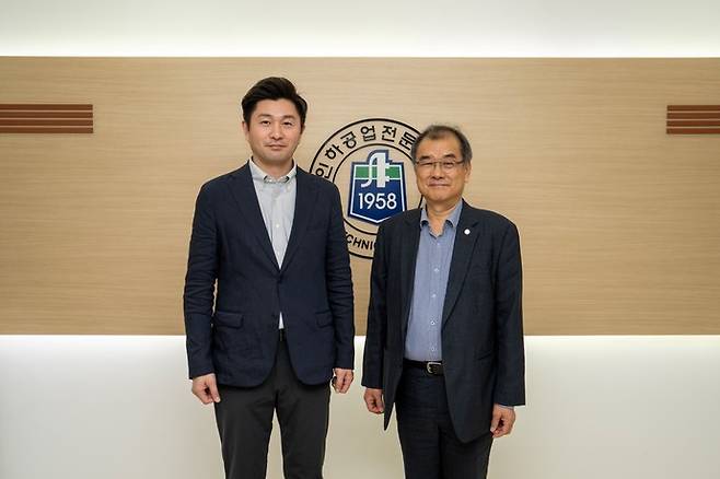 김성찬(오른쪽) 인하공업전문대학 총장과 우메자와 타다히로 일본항공대학교 총장이 지난 13일 간담회륵 갖고 기념 촬영을 하고 있다. 사진=인하공전