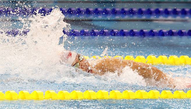 14일 경남 창원실내수영장에서 열린 제19회 전국장애학생체육대회 수영 종목서 4관왕을 차지한 김재훈(용인시장애인수영연맹)이 남자 자유형 50m 경기서 역영하고 있다. 사진=경기도장애인체육회
