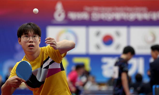 15일 김해시학생실내체육관에서 열린 제19회 전국장애학생체육대회 탁구 남자 복식 CLASS11서 정세훈(안산시장애인탁구협회)이 서브를 시도하고 있다. 이날 정세훈은 한광성(성남시장애인탁구협회)과 함께 출전해 우승했다. 사진=경기도장애인체육회