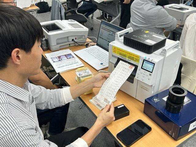 12일 제21대 대통령선거 사전투표소 사전투표관리관 및 장비담당사무원 교육이 실시된  서구선거관리위원회 대회의실에서 사무원들이 장비 사용 실습을 하고 있다. [출처=대전선거관리위원회]