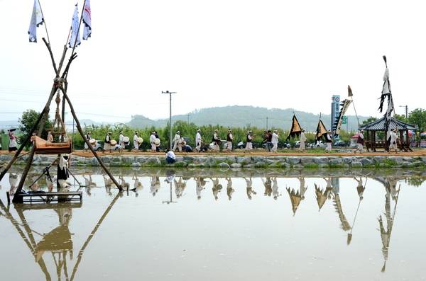 ▲ 장뜰두레농요단이 증평들노래축제의 하이라이트인 장뜰두레농요를 시연하고 있다. 증평군 제공