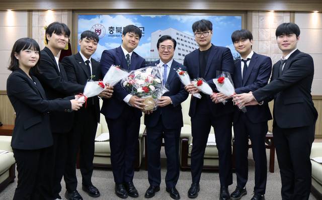 ▲ 충북대학교 총학생회 비상대책위원회 학생들이 고창섭 총장에게 카네이션을 전하고 있다./충북대 제공