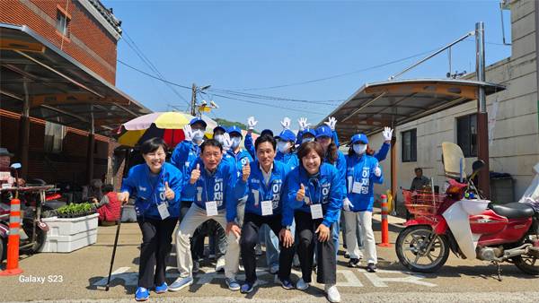 더불어민주당 고성 선대위 관계자들이 유세장에서 기념촬영을 하고 있다. / 더불어민주당