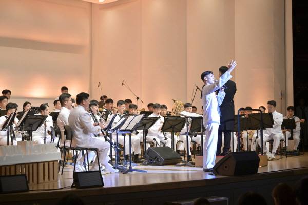 지난 14일 열린 해군 진기사 창설 80주년 기념 음악회 '땡큐 히어로즈!'에서 가수병이 공연을 하고 있다. / 해군
