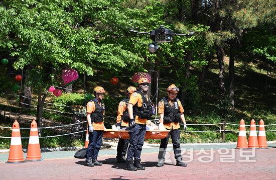 ▲ 드론이 요구조자를 찾고 소방대원들이 구조하는 시연을 하고 있다. 경상일보 자료사진