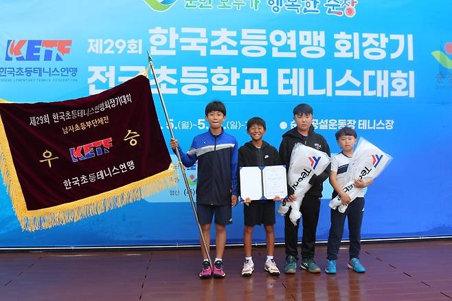 ‘제29회 한국초등테니스연맹 회장기 전국초등학교 테니스대회’ 단체전 우승을 차지한 대구 군위초등학교 테니스부의 모습. /대구시교육청 제공