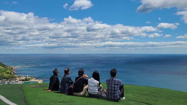 곤륜산 활공장 전망대에서 포항의 풍광을 즐기다.