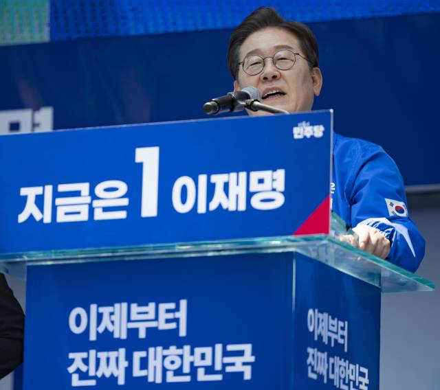 더불어민주당 이재명 대선후보가 14일 부산 부산진구 서면에서 열린 유세에서 연설하고 있다. 연합뉴스