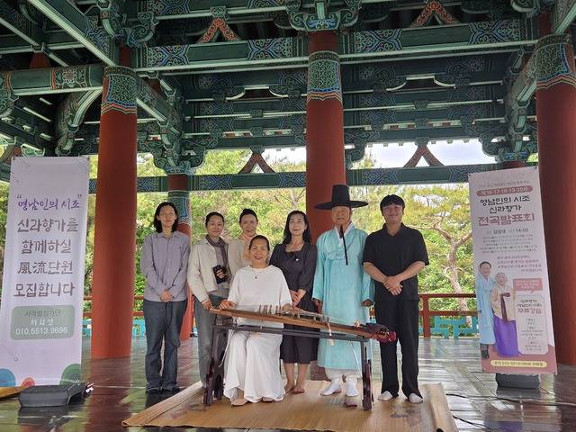 허화열 영제시조 이수자와 임종복 가야금병창 전승교육사가 13일 금장대에서 공연을 하면서 참가자들과 기념촬영 하고 있다.
