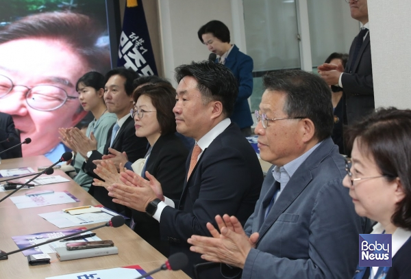 15일 오전 11시 민주당 중앙당사 4층 대회의실에서 열린 인구미래위원회 출범회의에서 서영교 국회의원의 인사말에 참석자들이 박수를 보내고 있다. ⓒ베이비뉴스 이효상 기자