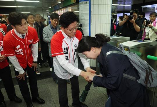 사진 = 김문수 국민의힘 대선후보와 김용태(왼쪽) 공동선거대책위원장이 오늘(15일) 오전 서울 신도림역에서 출근길 시민들과 인사를 하며 지지를 호소하고 있다. (사진=뉴시스)