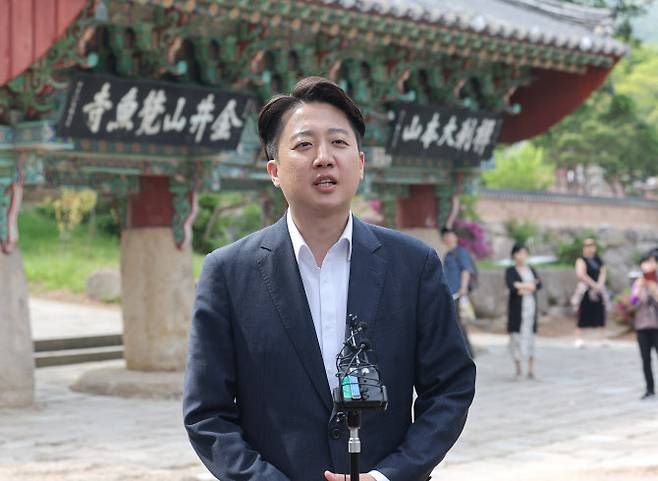 개혁신당 이준석 대선 후보가 14일 부산 금정구 범어사 안양암 방문을 마친 뒤 취재진 질문에 답하고 있다. (사진=연합뉴스)