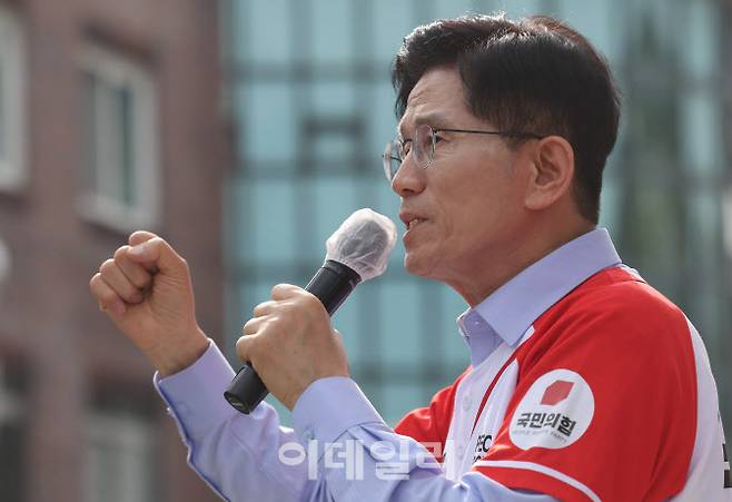 ] 김문수 국민의힘 대선후보가 14일 오후 경남 밀양시 중앙로에서 열린 선거유세에서 시민들에게 연설을 하고 있다.[이데일리 노진환 기자