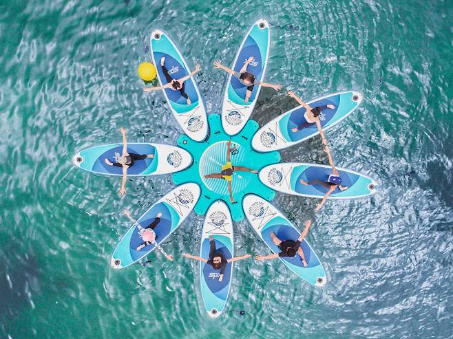 해변에서 진행하는 SUP 요가(사진=크레이지서퍼스)