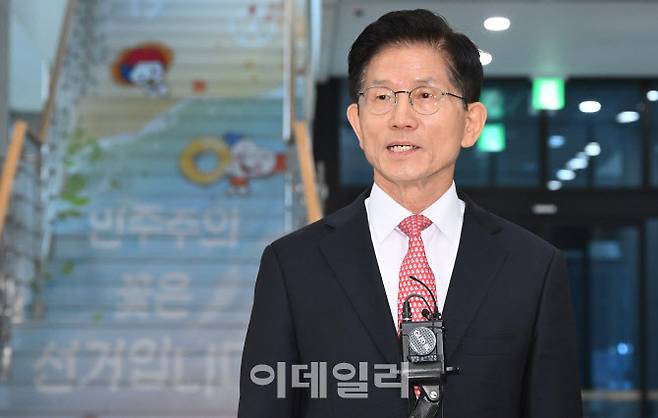 [이데일리 노진환 기자] 김문수 국민의힘 대선 후보가 공식 선거운동 개시를 하루 앞둔 11일 경기 과천시 중앙선거관리위원회에서 후보자 등록을 마친 뒤 취재진의 질의에 답하고 있다.