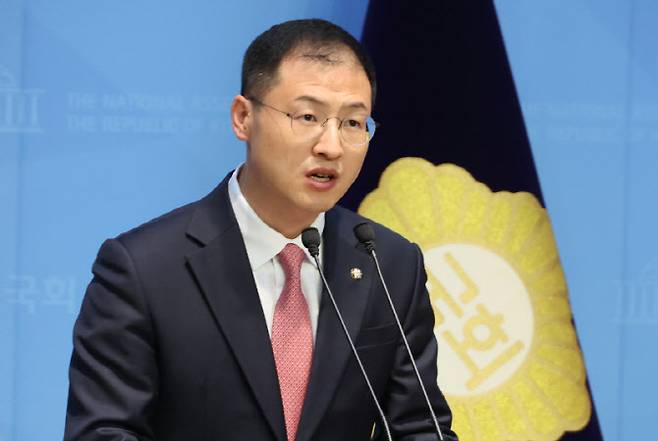 국민의힘을 탈당한 무소속 김상욱 의원이 15일 서울 여의도 국회 소통관에서 더불어민주당 이재명 대선 후보에 대한 지지 선언을 하고 있다. (사진=연합뉴스)