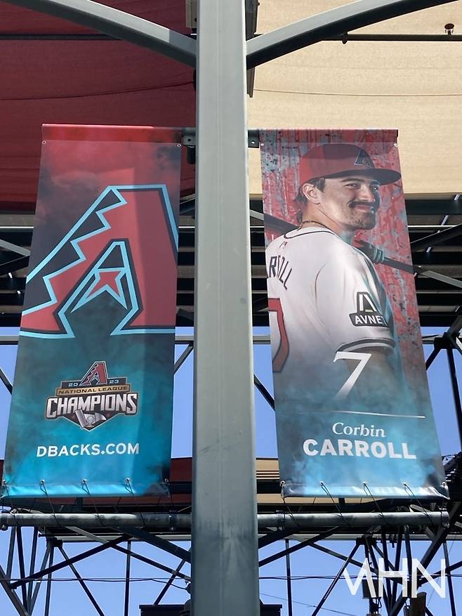(애리조나 홈구장 '체이스 필드' 외벽 구조물에 걸려 있는 코빈 케롤 사진)