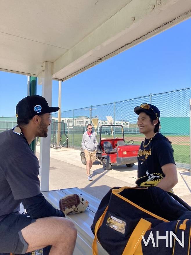 (배지환(오른쪽))