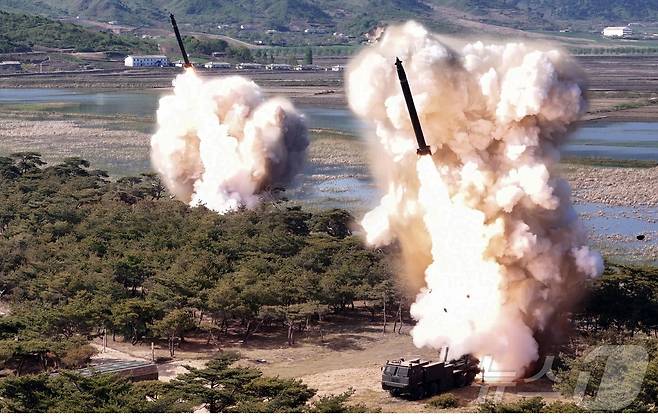 김정은 북한 노동당 총비서가 지난 8일 진행된 장거리포 및 미사일체계 합동타격훈련을 지도했다고 당 기관지 노동신문인 9일 보도했다. 이번 훈련에는 '600mm 다연장 방사포'와 전술탄도미사일 '화성포-11가형'이 동원됐다. [국내에서만 사용가능. 재배포 금지. DB 금지. For Use Only in the Republic of Korea. Redistribution Prohibited] rodongphoto@news1.kr