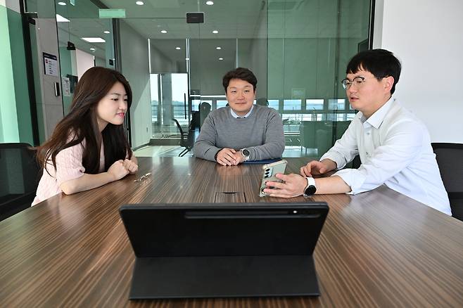 우주항공청 직원들이 업무 회의를 진행하는 모습이다. 왼쪽부터 이송인 우주항공청 연구원, 한수민 연구원, 이정민 사무관.(우주항공청 제공)