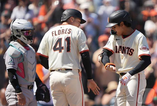 샌프란시스코 자이언츠 이정후(오른쪽)가 15일(한국시간) 열린 2025 메이저리그 애리조나 다이아몬드백스전에서 7회말 2점 홈런을 때린 뒤 윌머 플로레스와 함께 기뻐하고 있다. ⓒ AFP=뉴스1