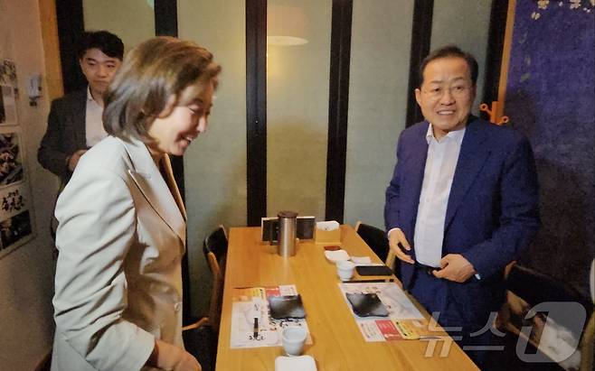 국민의힘 당권 도전에 나서는 나경원 의원이 2024년 6월  21일 오후 대구 동구 신세계백화점 대구점 내 한 일식집에서 홍준표 대구시장과 만나 인사를 나누고 있다. 2024.6.21/뉴스1 ⓒ News1 남승렬 기자