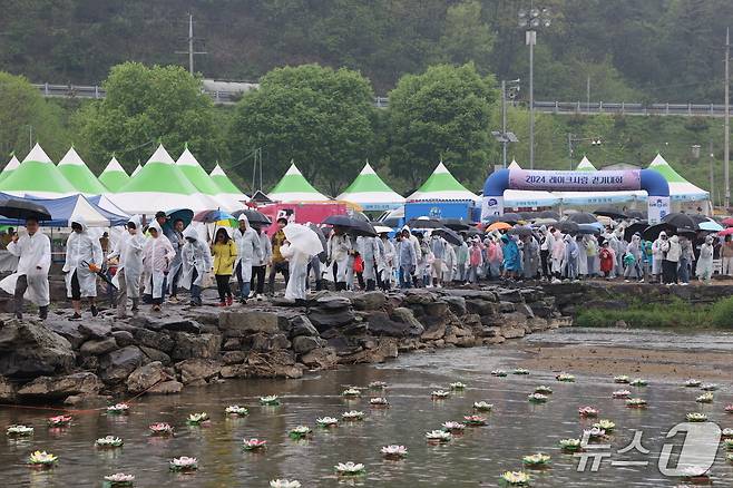 충북 진천군은 오는 18일 오전 9시부터 농다리 잔디광장에서 '2025 봄 레이크사랑 걷기대회'를 개최한다. 사진은 지난해 걷기대회 모습.(진천군 제공)/뉴스1