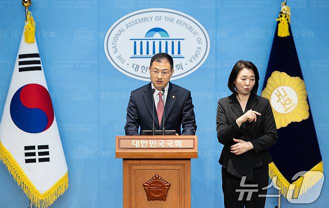 김상욱 무소속 의원이 15일 오전 서울 여의도 국회 소통관에서 기자회견을 열고 이재명 더불어민주당 대통령 후보를 공개 지지한다고 밝히고 있다. 2025.5.15/뉴스1 ⓒ News1 이재명 기자