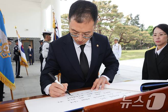 탈당 압박을 받아온 김상욱 국민의힘 의원이 8일 서울 동작구 현충원을 참배한 뒤 방명록을 작성하고 있다. 김 의원은 이날 "앞으로 극우보수와 수구보수가 아닌 참 민주보수의 길을 걷겠다＂면서 탈당을 선언했다. 2025.5.8/뉴스1 ⓒ News1 허경 기자