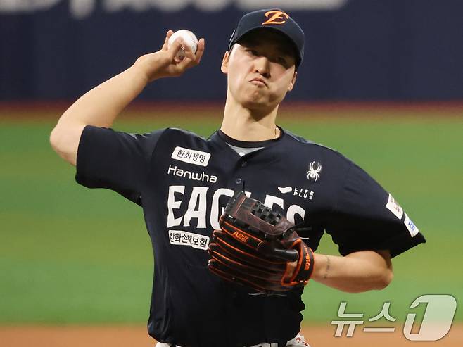 9일 오후 서울 구로구 고척스카이돔에서 열린 프로야구 '2025 신한 SOL뱅크 KBO리그' 한화 이글스와 키움 히어로즈의 경기에서 한화 선발 엄상백이 역투하고 있다. 2025.5.9/뉴스1 ⓒ News1 황기선 기자