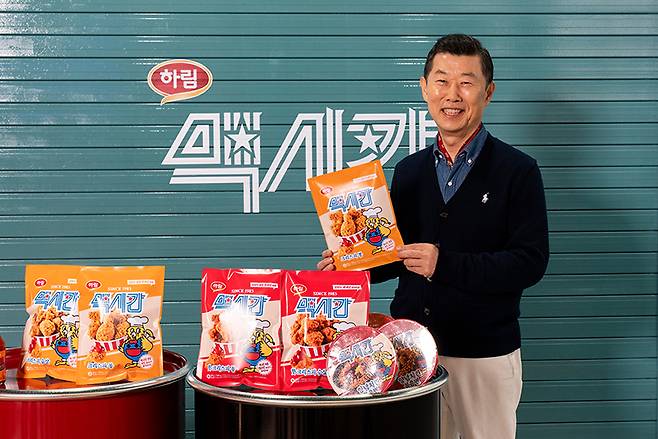 김홍국 하림 회장이 15일 서울 성동구 하림 맥시칸 론칭 팝업스토어 '장하다 하림 맥시칸'에서 신제품을 들고 포즈를 취하고 있다. (하림 제공)