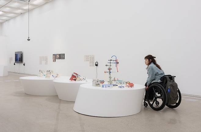 기울인 몸들_전시 전경 (국립현대미술관 제공)