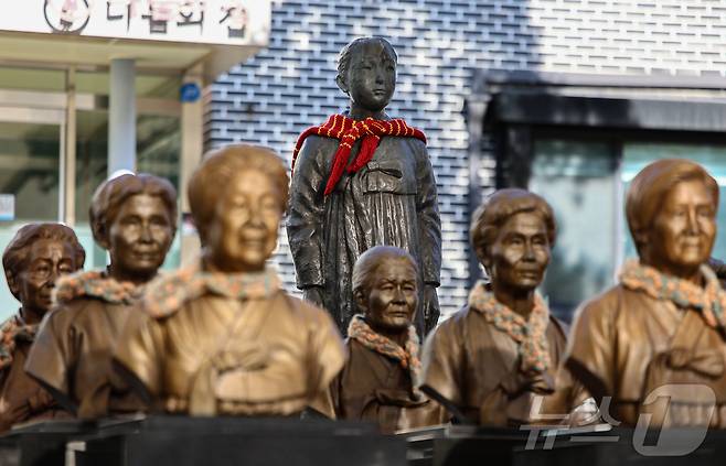 17일 경기 광주시 퇴촌면 나눔의집에 위안부 피해자 할머니들의 흉상이 세워져 있다. 지난 16일 일본군 위안부 피해자인 길옥순 할머니의 별세로 여가부에 등록된 일본군 위안부 피해자 240명 중 생존자는 7명으로 줄었다. 2025.2.17/뉴스1 ⓒ News1 김도우 기자