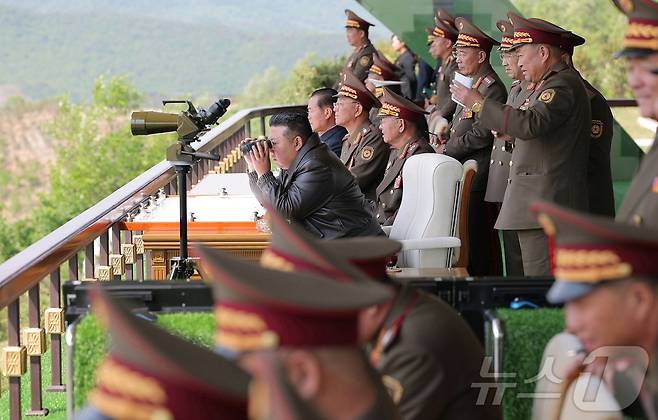 (평양 노동신문=뉴스1) = 김정은 북한 노동당 총비서가 지난 13일 인민군 병종별 전술종합훈련을 참관하는 모습.[국내에서만 사용가능. 재배포 금지. DB 금지. For Use Only in the Republic of Korea. Redistribution Prohibited] rodongphoto@news1.kr