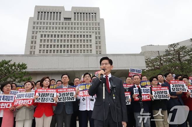 김문수 국민의힘 대통령 후보가 15일 오후 서울 서초동 대법원 앞에서 열린 사법부수호 및 더불어민주당 규탄대회에서 발언하고 있다. 2025.5.15/뉴스1 ⓒ News1 이광호 기자