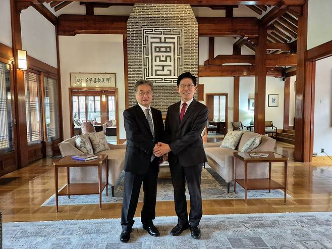 김문수 국민의힘 대통령 후보(오른쪽)와 조셉 윤 주미대사대리의 15일 오찬 겸 회담 모습(주한미국대사관 제공).