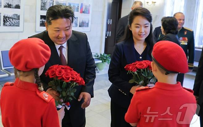 (평양 노동신문=뉴스1) = 북한 김정은 노동당 총비서가 지난 9일 러시아의 조국전쟁승리(전승절) 80주년을 기념해 딸 주애와 함께 평양에 있는 러시아대사관을 방문한 모습.[국내에서만 사용가능. 재배포 금지. DB 금지. For Use Only in the Republic of Korea. Redistribution Prohibited] rodongphoto@news1.kr