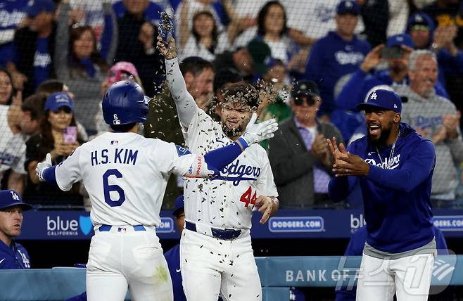 15일(한국시간)데뷔 첫 홈런을 친 김혜성(LA 다저스)이 동료들의 축하를 받고 있다. ⓒ 로이터=뉴스1