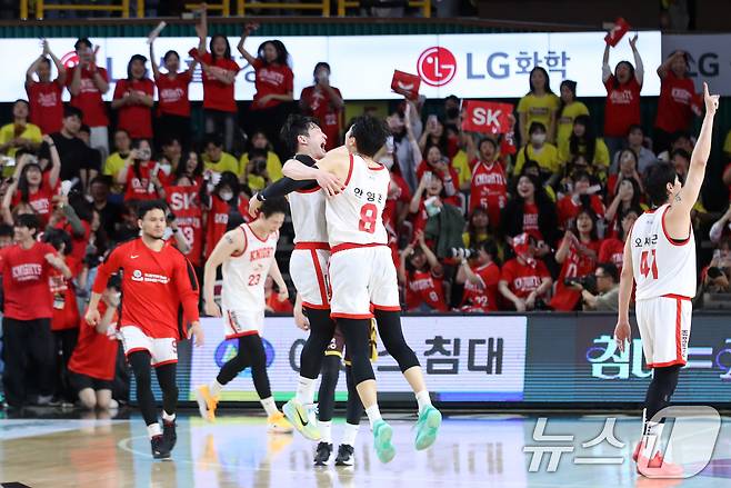 15일 오후 경남 창원체육관에서 열린 '2024-25 KCC 프로농구 챔피언결정전 6차전' 창원 LG 세이커스와 서울 SK 나이츠의 경기에서 54대 51로 승리한 SK 선수들이 기뻐하고 있다. 2025.5.15/뉴스1 ⓒ News1 윤일지 기자