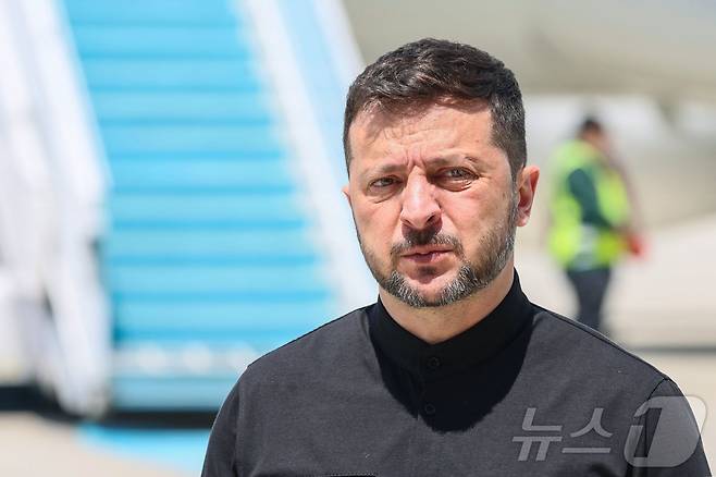 우크라이나 대통령 볼로디미르 젤렌스키가 15일 앙카라 공항에 도착해 비행기에서 내린 후 취재진을 지켜보고 있다. 이날 그는 레제프 타이이프 에르도안 튀르키예 대통령과 회담을 가질 계획이다. 2025.5.15 ⓒ AFP=뉴스1 ⓒ News1 강민경 기자