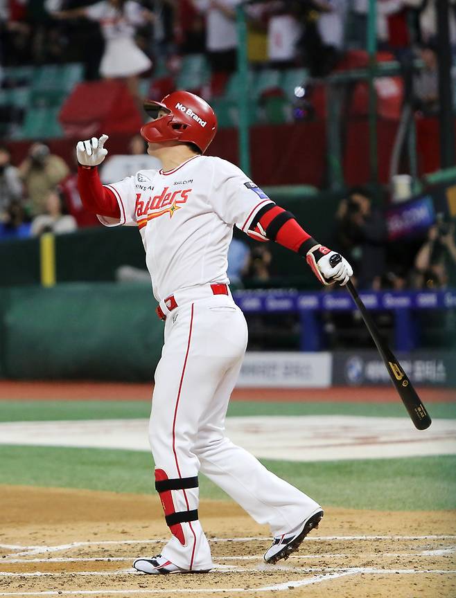 SSG 최정이 13일 인천SSG랜더스필드에서 열린 2025 KBO리그 NC전에서 6회말 통산 500호 홈런을 터뜨리고 있다. 사진 | SSG 랜더스